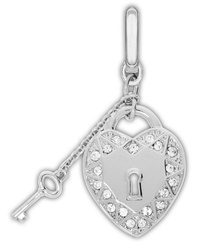 Charm plateado en forma de corazón con llave
