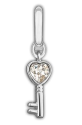 Charm en forma de llave con corazón en cristal transparente
